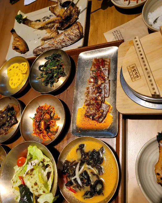 상추 겉절이와 묵은지, 그리고 붉은 양념의 쭈꾸미 볶음