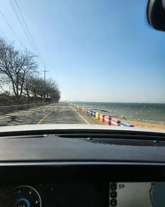 식당으로 향하는 해안도로 풍경