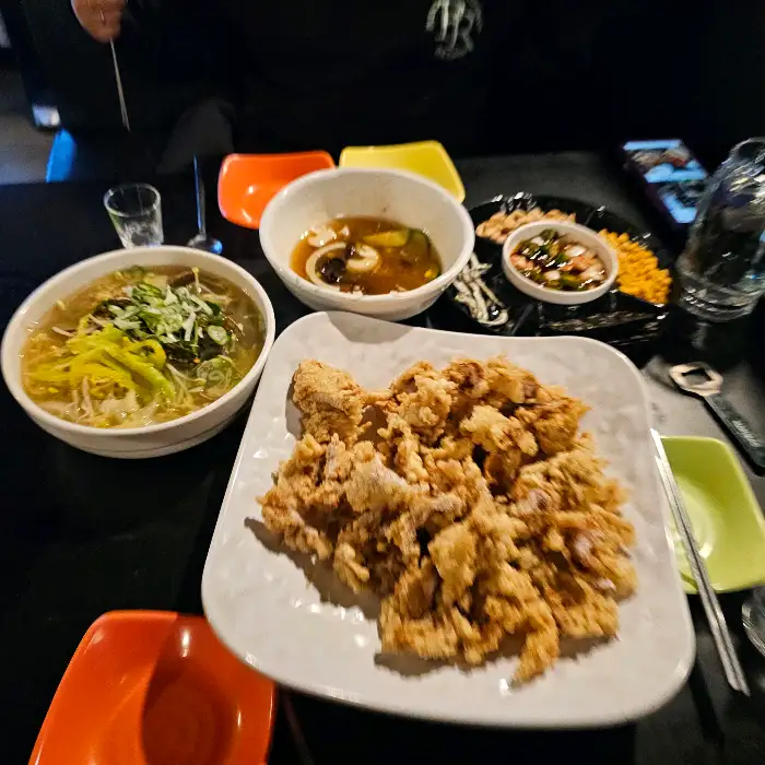 여러가지 음식이 놓인 테이블 전경
