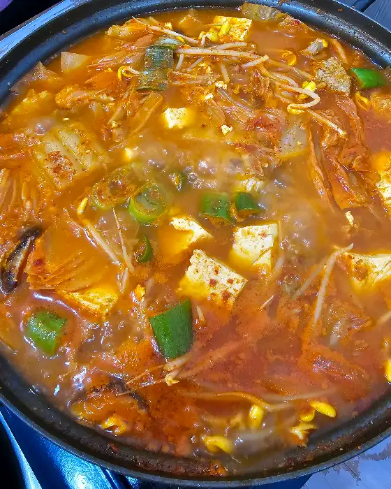 김치찌개가 팔팔 끓고 있는 모습