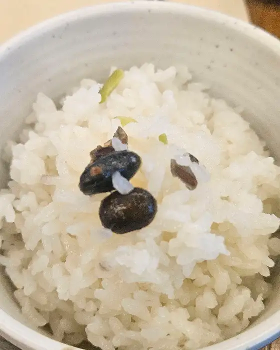 흑미밥 위에 얹어진 콩과 반찬