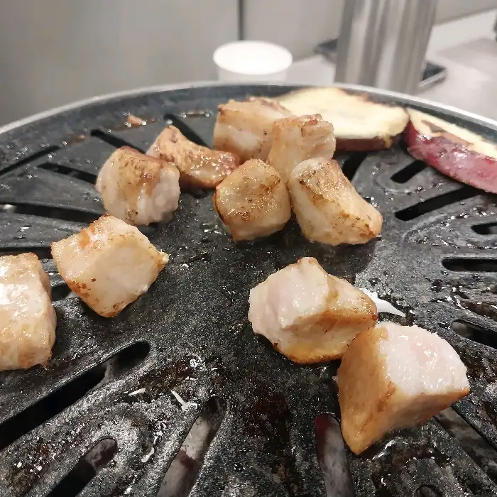 맛있게 구워진 삼겹살과 소갈비살