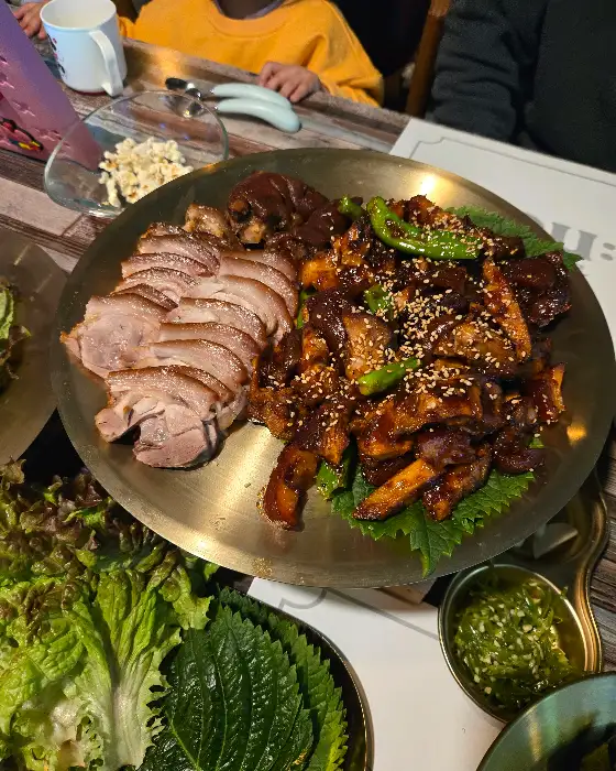 잘 차려진 족발 한 상 차림