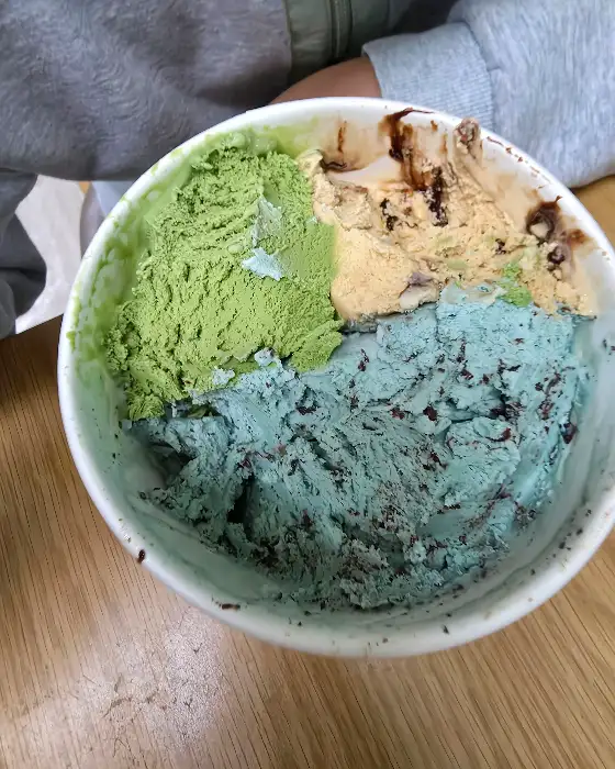 다양한 맛의 아이스크림이 담긴 파인트