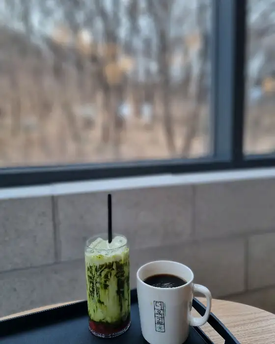 잔디 음료와 커피