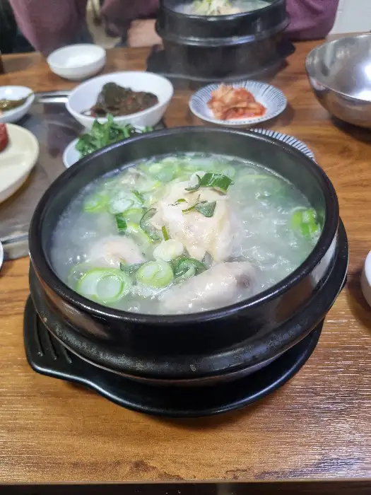 도촌삼계탕의 삼계탕 모습