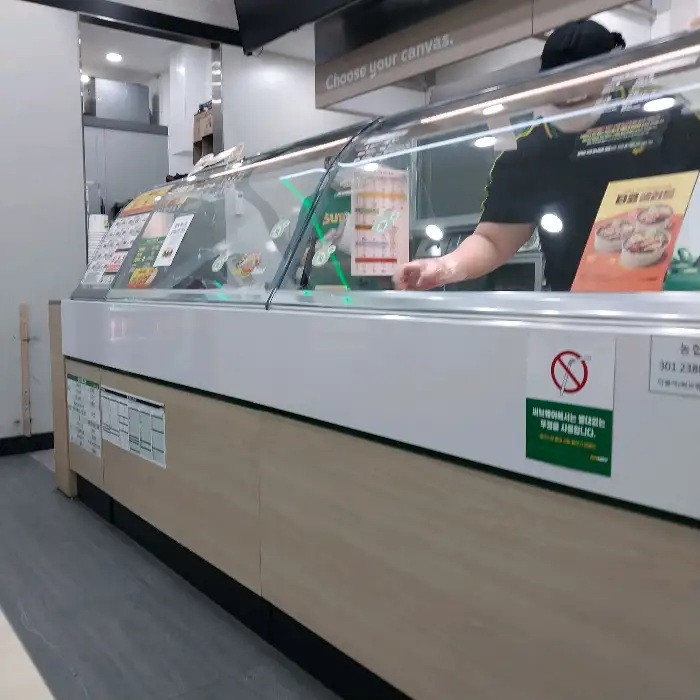 샌드위치를 만드는 직원