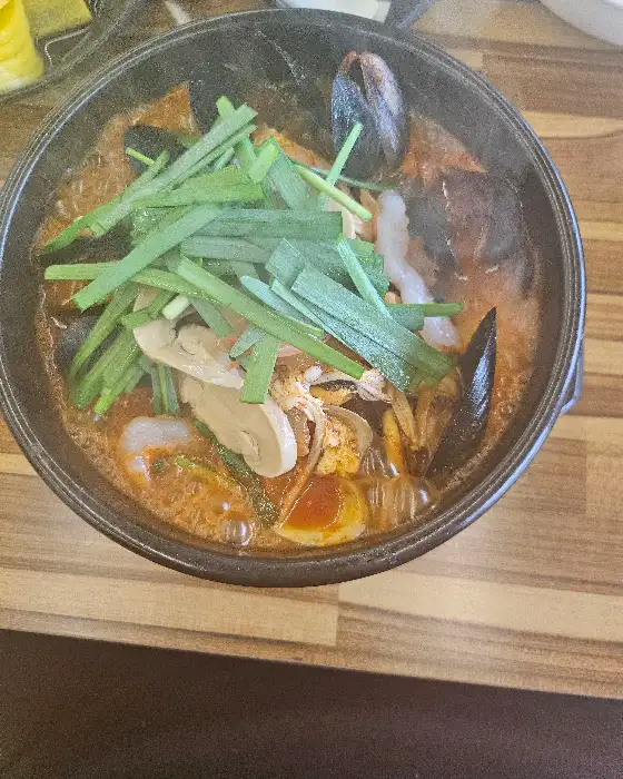 뚝배기 짬뽕에 가득 담긴 해물과 채소