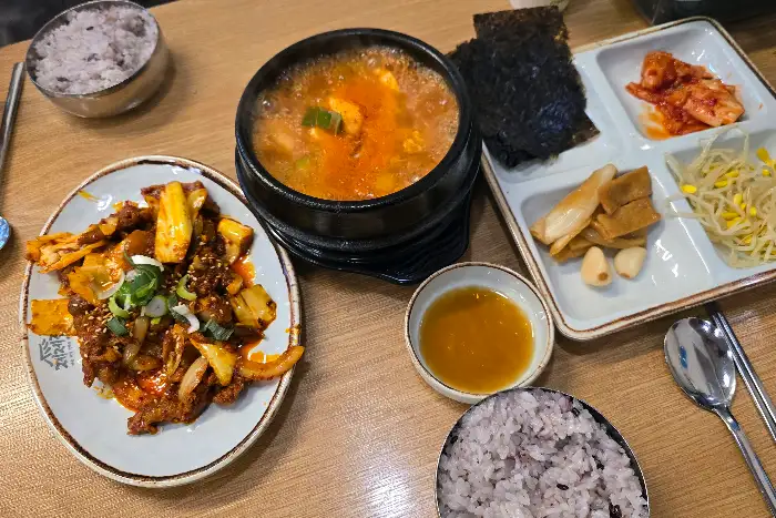 제육볶음, 순두부찌개, 그리고 반찬들의 조화