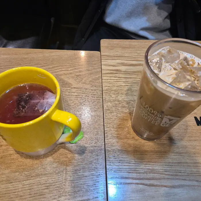 큐브 라떼와 옐로우 머그컵