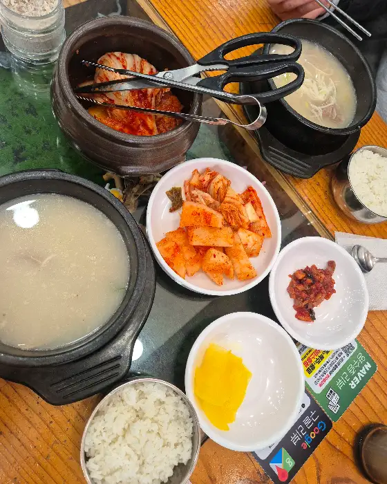 정갈하게 담긴 김치와 깍두기
