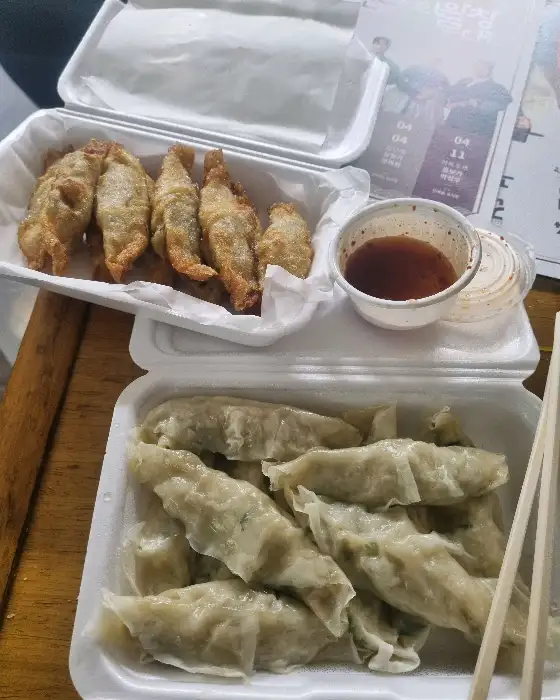 군만두와 비빔국수, 그리고 소스가 담긴 컵