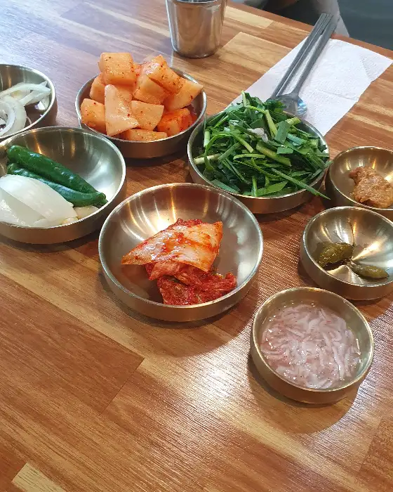 김치와 깍두기, 파절이 등 반찬 모습