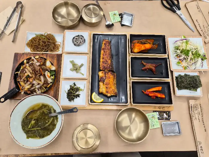 푸짐하게 차려진 식사 한 상