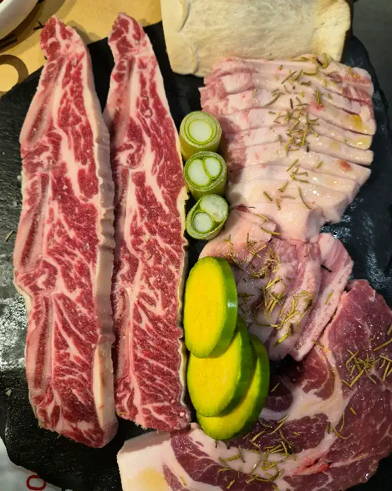 봄동 비빔밥과 김치찌개