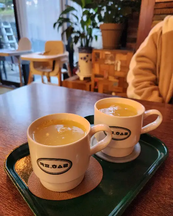 두 잔의 따뜻한 라떼가 놓인 모습
