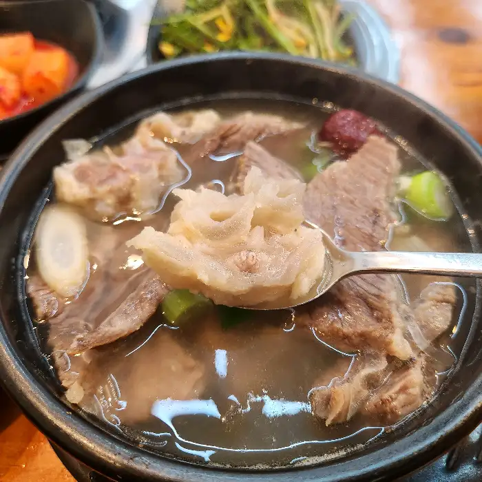 국밥 속 푸짐한 고기와 내장
