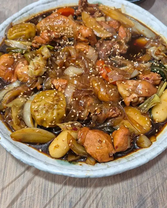 푸짐하게 차려진 찜닭 한 상