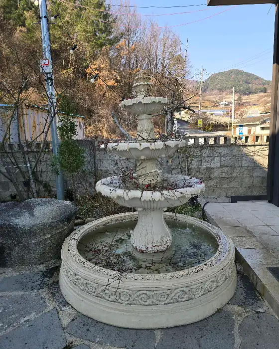 야외 정원에 설치된 석조 분수대