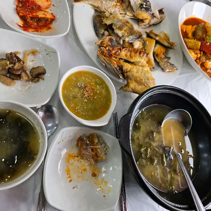 김이 모락모락 나는 생선구이와 곁들여 먹기 좋은 밑반찬들