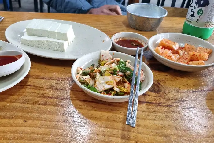 부드러운 촌두부와 곁들임 반찬