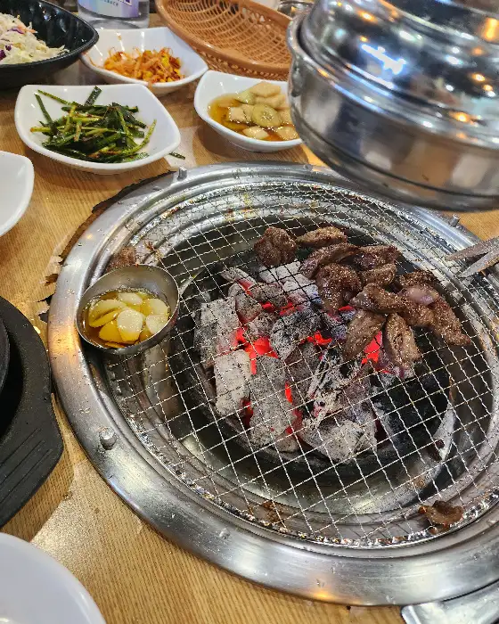 숯불 위에서 익어가는 고기