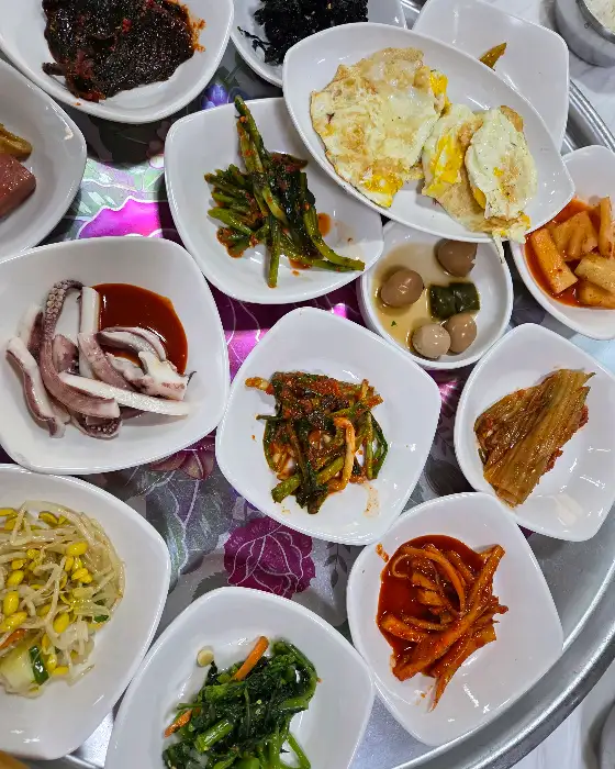 다양한 밑반찬들의 클로즈업