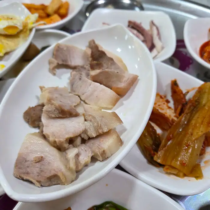 푸짐한 수육 접시