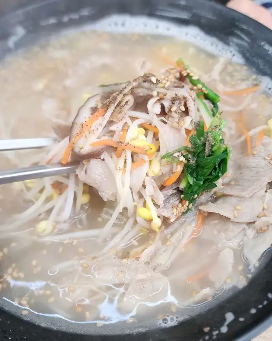 깔끔한 내부와 창밖 풍경