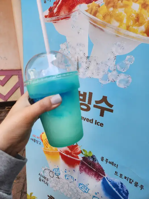 시원한 음료를 들고 있는 손