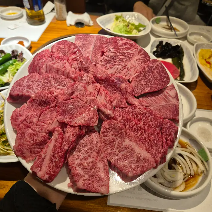 불판 위에서 맛있게 익어가는 소고기