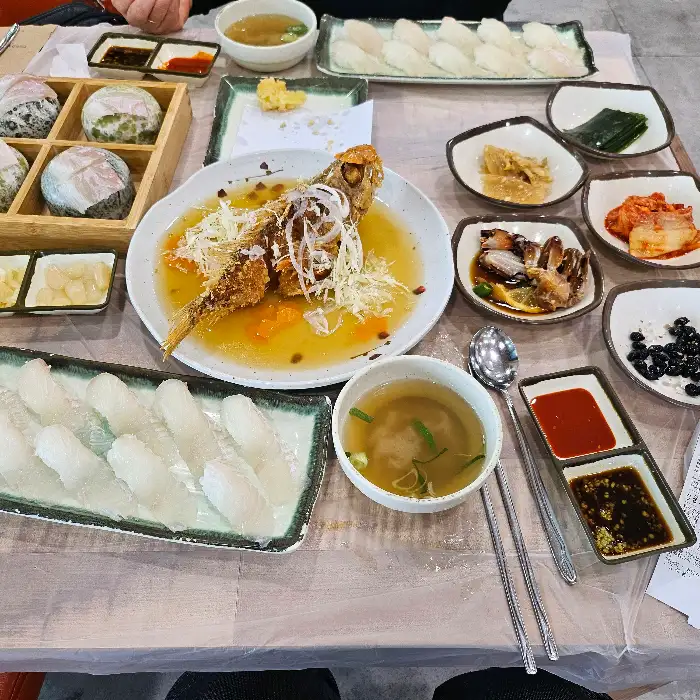 다양한 밑반찬과 함께 나온 생선 요리