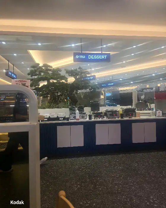 디저트 코너 간판과 진열된 모습