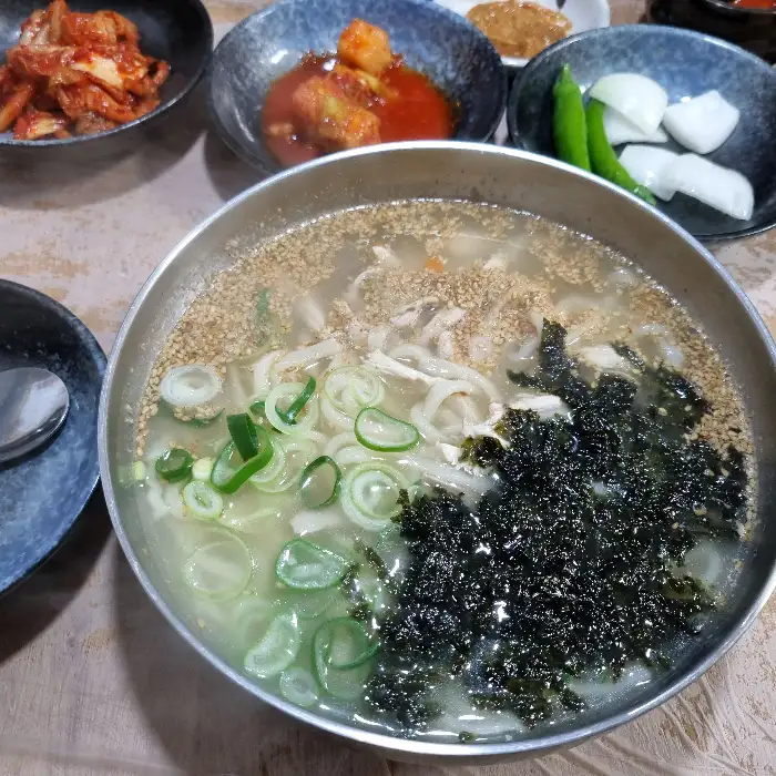 푸짐하게 담긴 닭칼국수