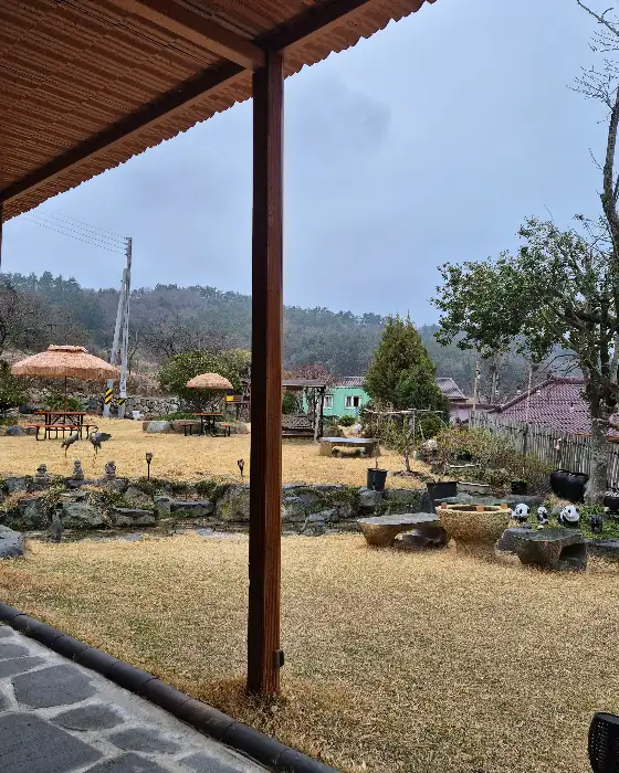 아름답게 가꿔진 야외 정원