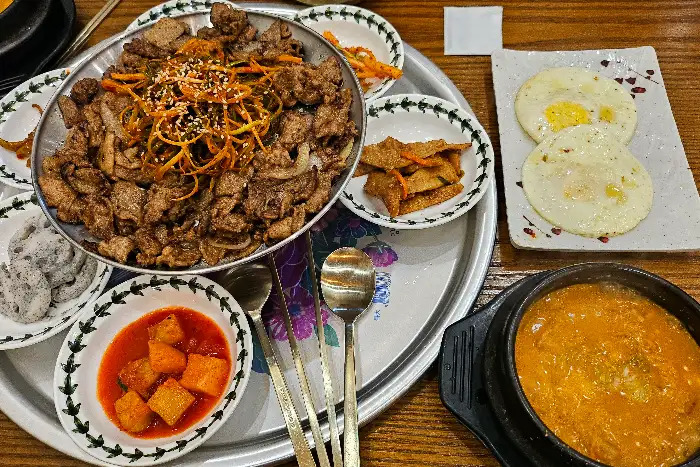 청국장, 불백, 계란 후라이, 밥과 밑반찬
