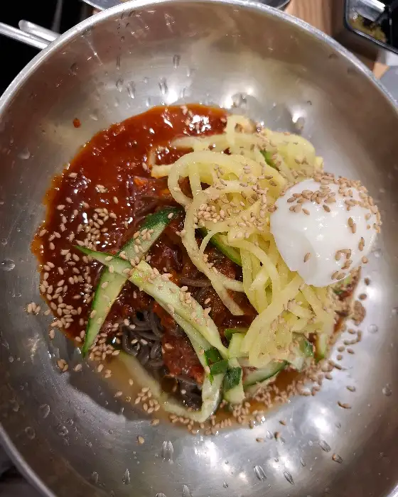 차가운 비빔국수 그릇
