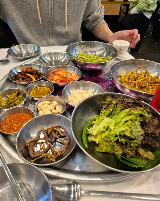 다양한 곁들임 채소와 반찬이 담긴 쟁반