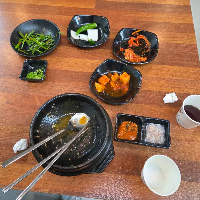 다양한 밑반찬이 차려진 모습
