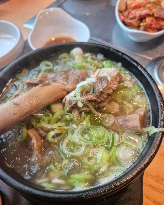 숯불 위에 구워지는 고기와 곁들임 채소