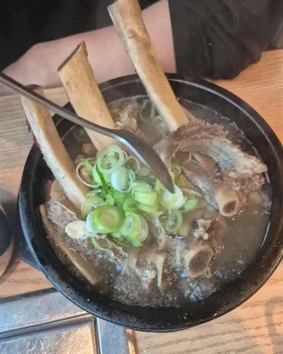 큼직한 갈빗대가 돋보이는 갈비탕 클로즈업