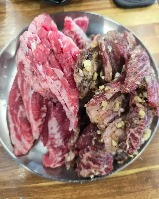 마늘 양념이 된 갈비살