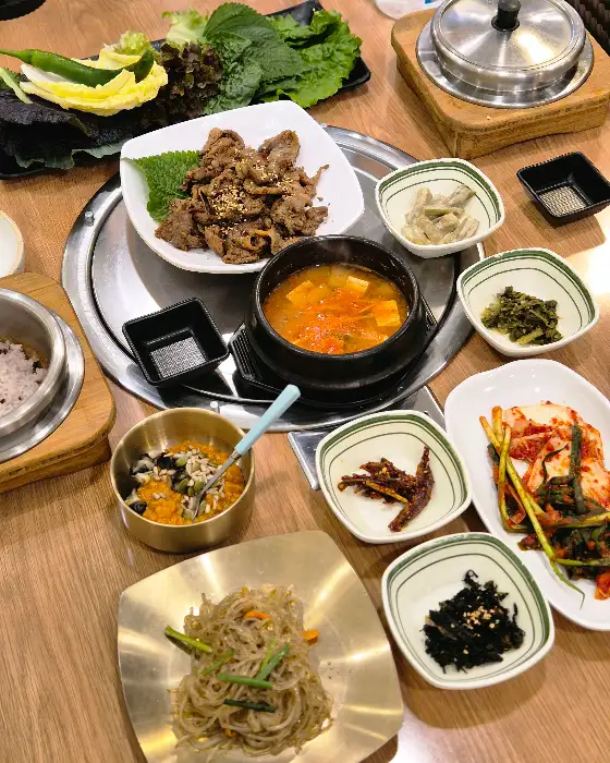 푸짐하게 차려진 쌈밥 정식과 함께 곁들일 수 있는 반찬들