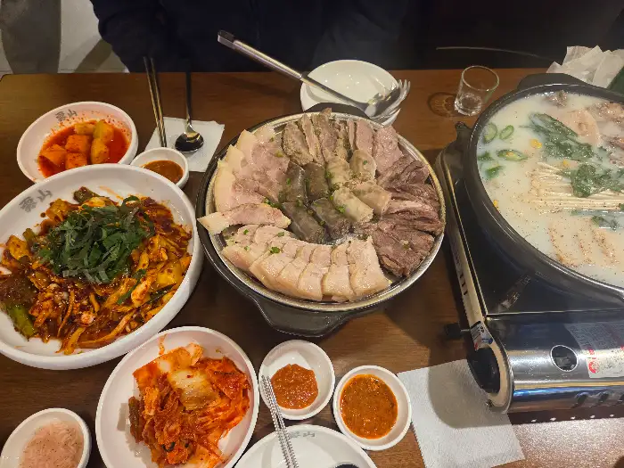 테이블 가득 차려진 신림 운산국밥의 메뉴