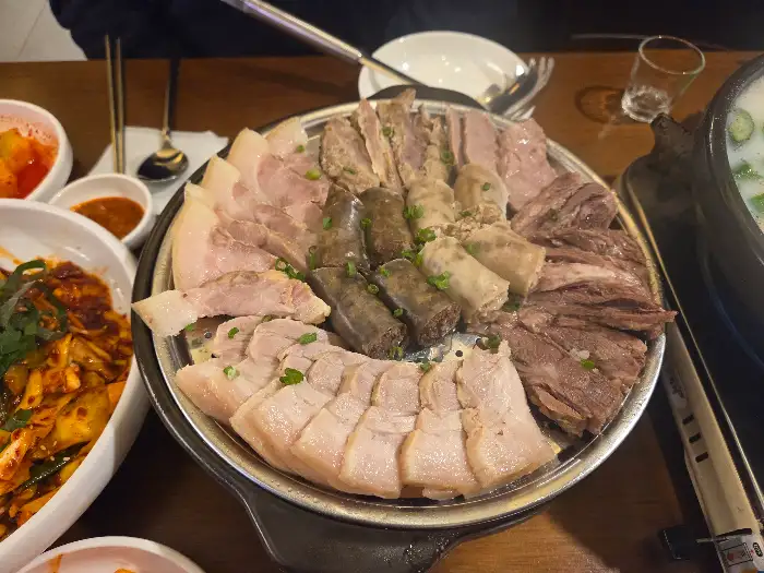 푸짐하게 차려진 모듬수육 세트