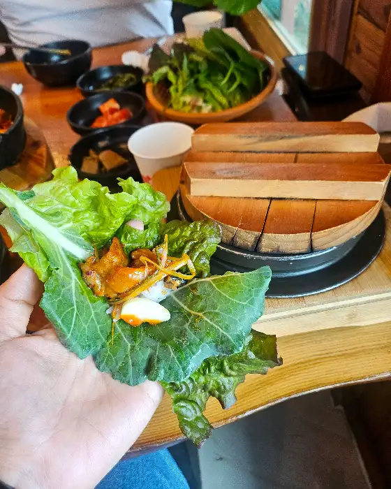 신선한 쌈채소와 제육쌈밥