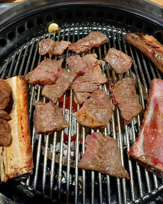 숯불 위에서 구워지고 있는 생갈비