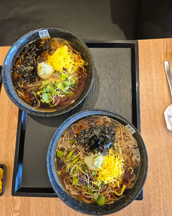 두 그릇의 푸짐한 우동