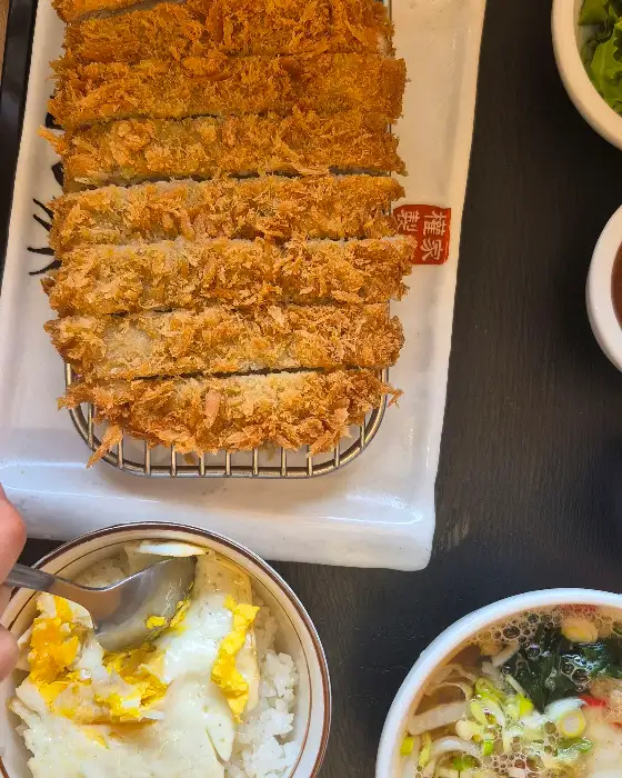 바삭하게 튀겨진 돈까스