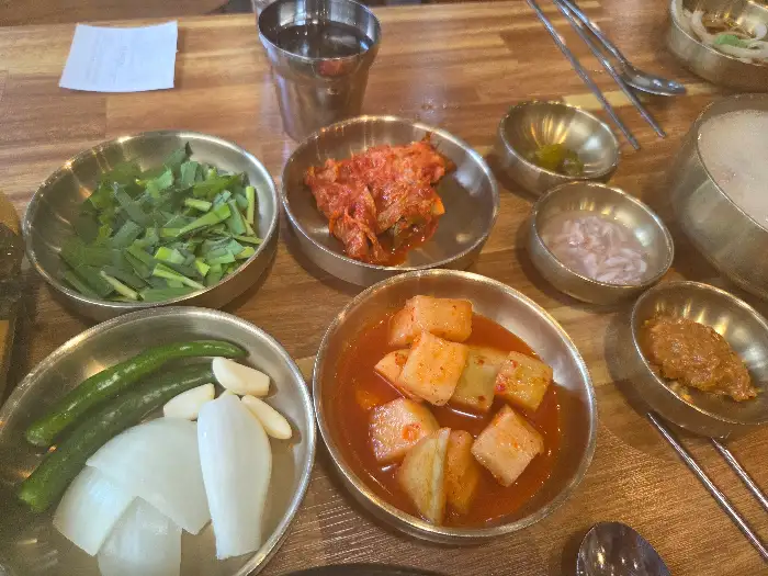 다양한 기본 반찬이 담긴 그릇들